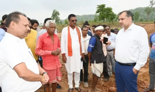 पीएम जनमन योजना से बनी सड़क धंसने पर बड़ा एक्शन, 2 इंजीनियर सस्पेंड, कार्यपालन अभियंता पर भी गिरेगी गाज