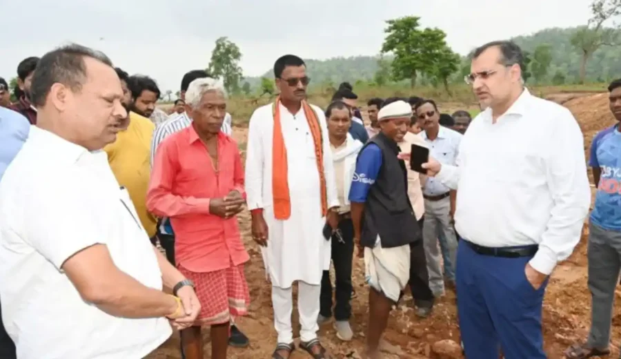 पीएम जनमन योजना से बनी सड़क धंसने पर बड़ा एक्शन, 2 इंजीनियर सस्पेंड, कार्यपालन अभियंता पर भी गिरेगी गाज
