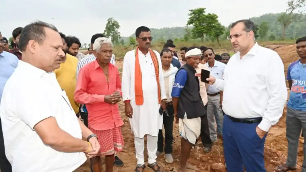 पीएम जनमन योजना से बनी सड़क धंसने पर बड़ा एक्शन, 2 इंजीनियर सस्पेंड, कार्यपालन अभियंता पर भी गिरेगी गाज