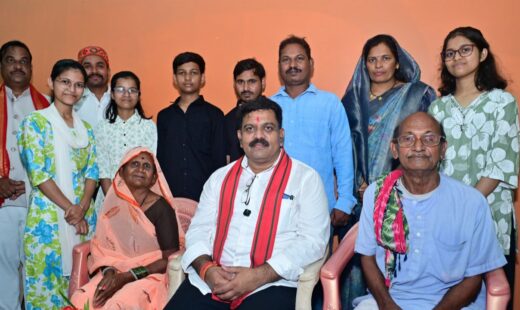 तीन बहनों ने एक साथ पास की NEET परीक्षा, उप मुख्यमंत्री विजय शर्मा ने घर पहुंचकर दी बधाई
