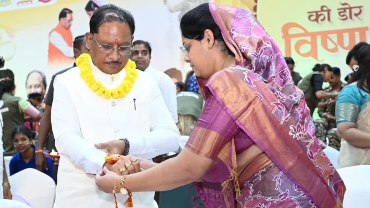शहीद की पत्नी ने सीएम विष्णुदेव साय को बांधी राखी, भावुक होकर बोले- आज मुझे बहन मिल गई